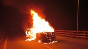 Das Fahrzeug stand binnen weniger Minuten in Vollbrand. Die Feuerwehr Wenns konnte den Brand ...
