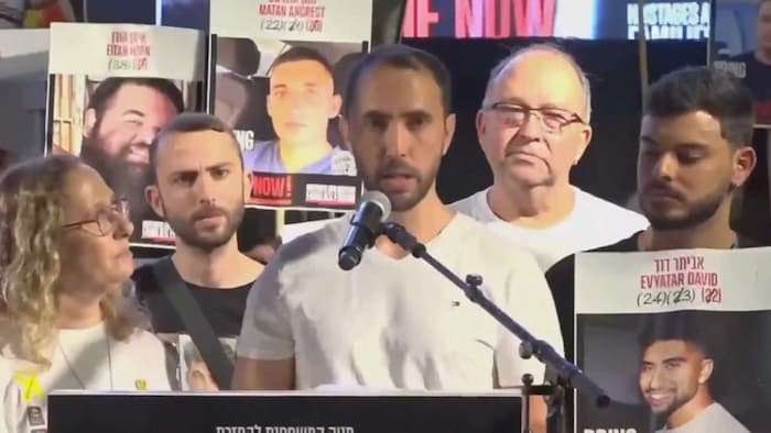 Tal Shoham (m.) bei der Großkundgebung am Samstagabend in Tel Aviv