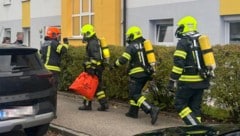 Atemschutztrupps der FF Vöcklabruck drangen in die Brandwohnung vor.