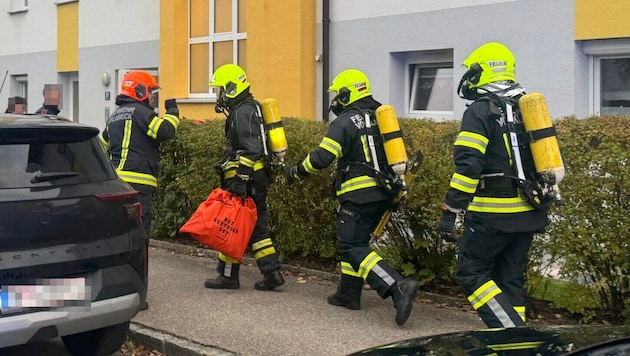 Atemschutztrupps der FF Vöcklabruck drangen in die Brandwohnung vor.