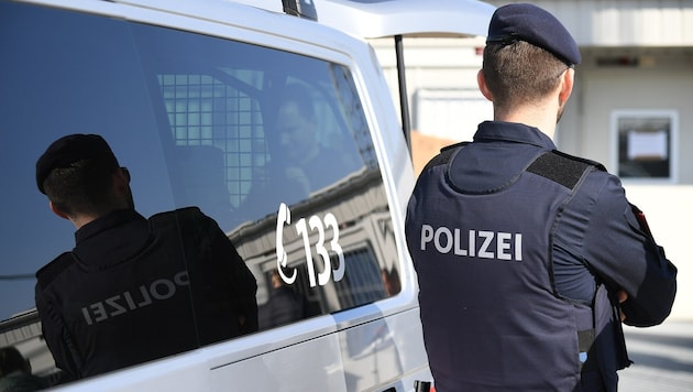 Die Beamten suchten die Wohnadresse eines 18-Jährigen auf, um eine Festnahmeanordnung der ...