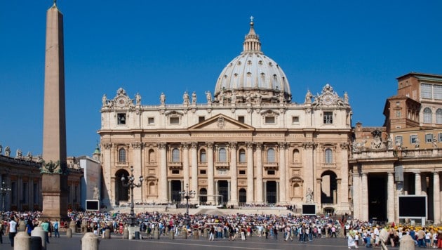 Gläubige und Touristen reagierten entsetzt, als es zum obszönen Vorfall im Petersdom kam.