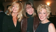 Goldie Hawn (von links), Diane Keaton und Bette Midler bei der Premiere ihres Films „Der Club ...