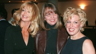 Goldie Hawn (von links), Diane Keaton und Bette Midler bei der Premiere ihres Films „Der Club ...