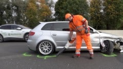 Das Unfallauto nach dem Crash mit der Leitschiene