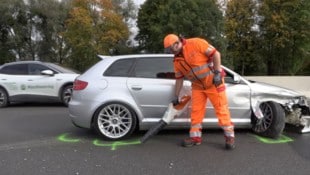 Das Unfallauto nach dem Crash mit der Leitschiene
