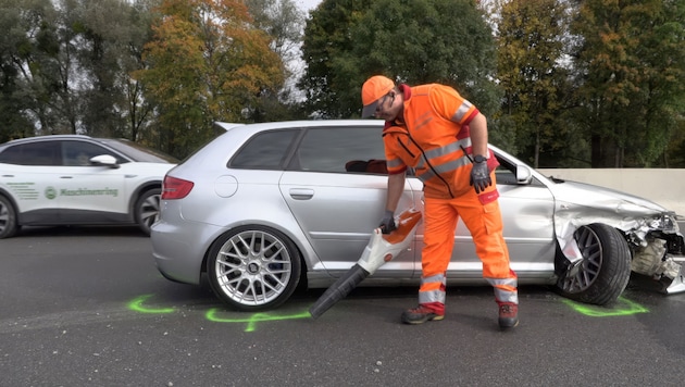 Das Unfallauto nach dem Crash mit der Leitschiene