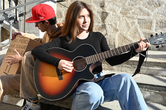 Mina tritt mit Jerry Trachmann auf. Ihre Songs wachsen aus ihrer Seele.