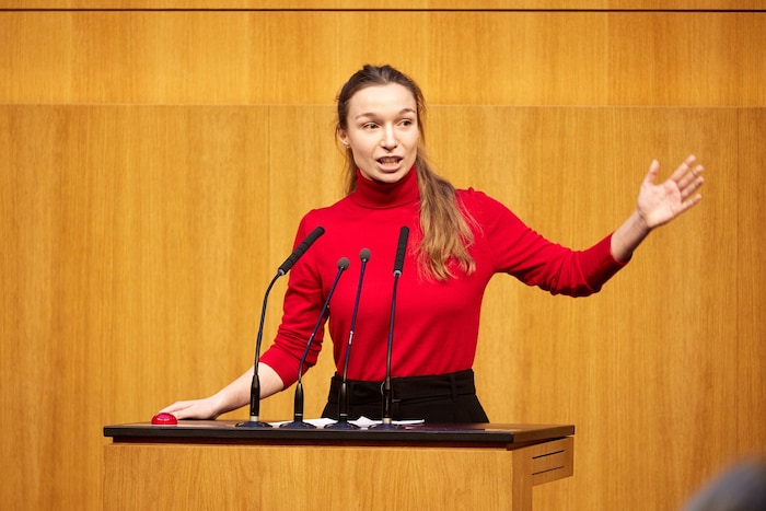 NEOS-Abgeordnete Sophie Wotschke kritisiert die von SPÖ und ÖVP geplante Erhöhung der ...