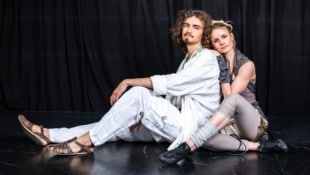 Daniel Dittrich, ein Jesus wie aus dem Bilderbuch, und Laura Maria Kerbl als Maria Magdalena