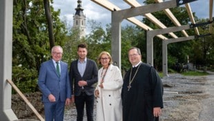 Baustellen-Besuch auf dem Parkplatz des Benediktinerstiftes Altenburg im Waldviertel: Hier ...