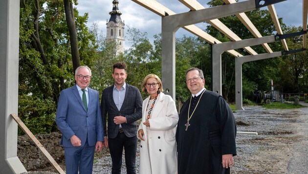 Baustellen-Besuch auf dem Parkplatz des Benediktinerstiftes Altenburg im Waldviertel: Hier ...