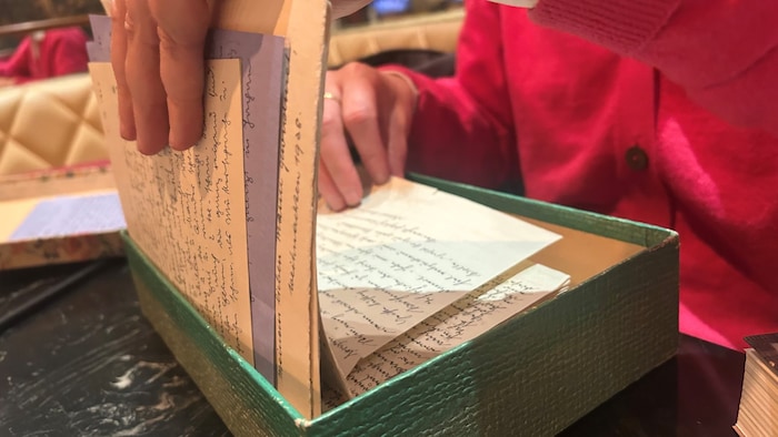 Fein säuberlich sortiert werden die Briefe von Uroma, Oma und Mutter in einer Box aufbewahrt. ...