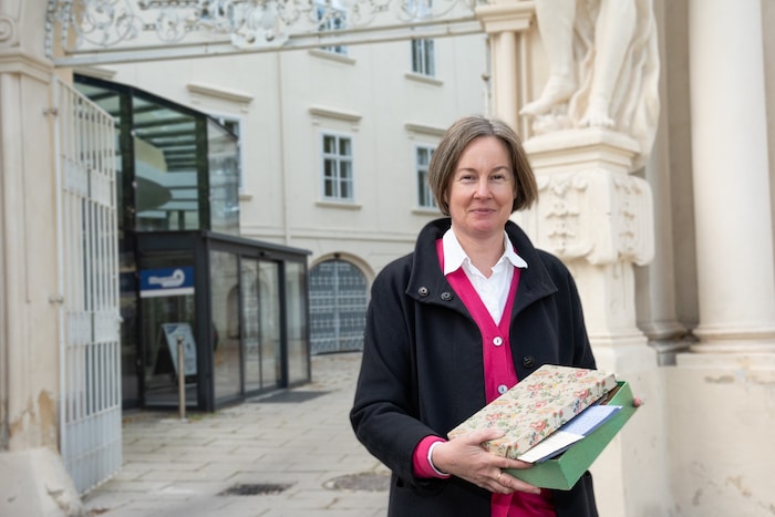 Die Autorin vor der Propstei in Wiener Neustadt, wo ihre Uroma damals lebte.