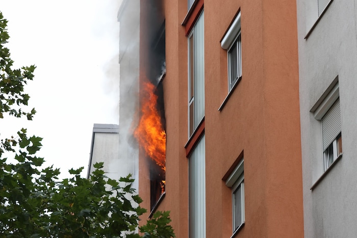 Die Flammen griffen rasch auf die Fassade über.