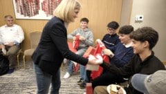 Die Schüler bekamen von Außenministerin Beate Meinl-Reisinger Trikots mit Unterschriften ...