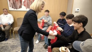 Die Schüler bekamen von Außenministerin Beate Meinl-Reisinger Trikots mit Unterschriften ...