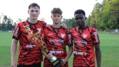 Rassismus-Opfer Exauce De Dieu Nsandi (re.) mit seinen Ferlacher Mitspielern