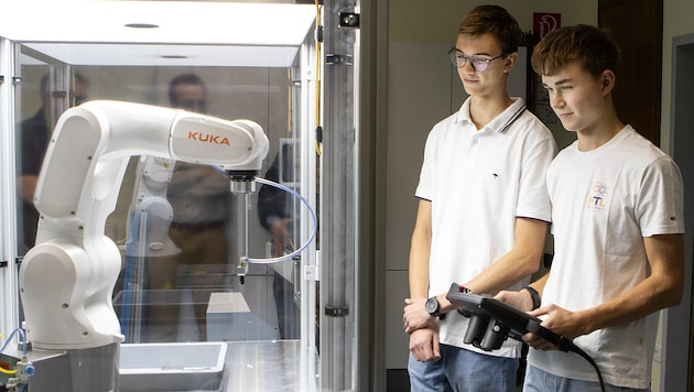 Die HTL-Schüler Tobias Stumvoll und Philip Strohmer verbauten Technik im Wert von 40.000 Euro.