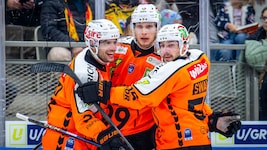 Nick Swaney (re.) kennt den neuen Stürmer der 99ers schon. Mit Kevin Conley will er demnächst ...