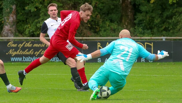 Anif (Pollmann in rot) ließ Anthering keine Chance.