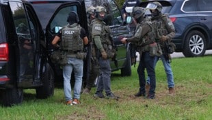 Schwer bewaffnete Einsatzkräfte umstellten den Bauernhof.