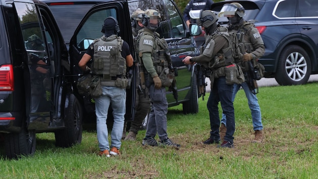 Schwer bewaffnete Polizisten waren im Einsatz.