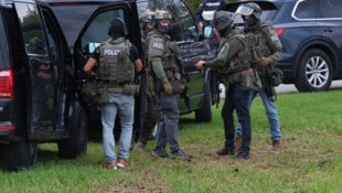 Schwer bewaffnete Polizisten sicherten das Gelände.