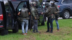 Schwer bewaffnete Einsatzkräfte umstellten den Bauernhof.