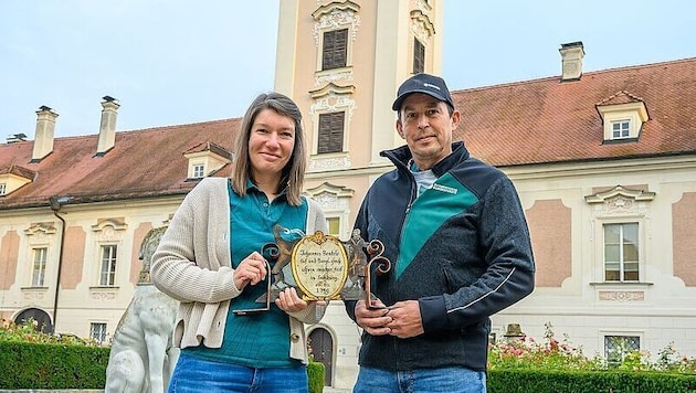Karin Haselsteiner von den Bundesforsten und Schlosswart Hannes Mitterhuber vor Schloss Lamberg, ...