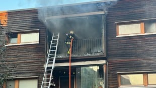 Mit schwerem Atemschutz ausgerüstet, rückte die Feuerwehr dem Brand zu Leibe.  