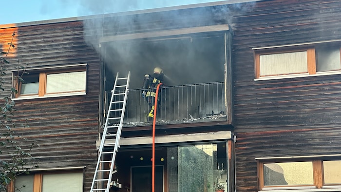Mit schwerem Atemschutz ausgerüstet, rückte die Feuerwehr dem Brand zu Leibe.