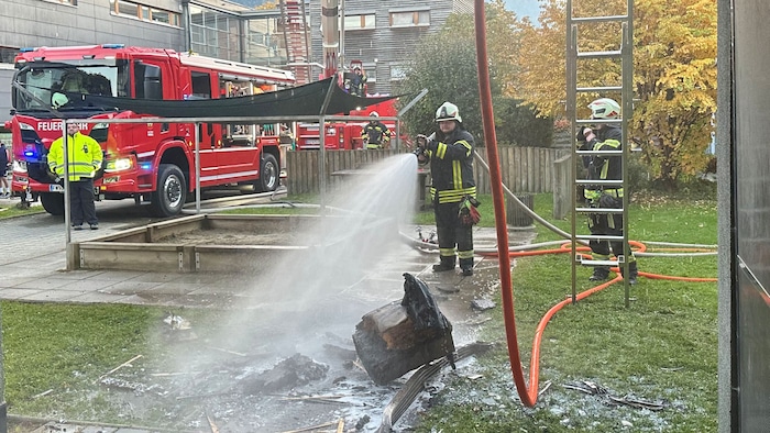 Die Möbel wurden durch das Feuer zerstört.