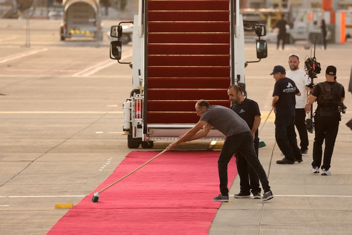 Israelische Flughafenmitarbeiter bereiten den roten Teppich vor der Ankunft von US-Präsident ...