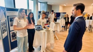 Wiederkehr kostete beim Schulbesuch Streuselbrot.