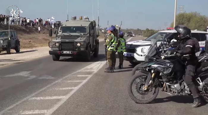 Die israelische Polizei übertrug den Konvoi mit den befreiten Geiseln live auf Youtube.