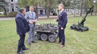 Ein Experte vom Forschungsnetzwerk Lukasiewicz, Landesrat Markus Achleitner und Werner Pamminger ...