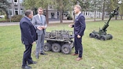 Ein Experte vom Forschungsnetzwerk Lukasiewicz, Landesrat Markus Achleitner und Werner Pamminger ...