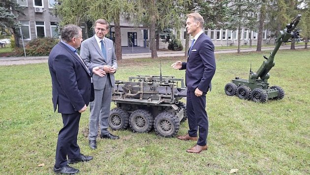 Ein Experte vom Forschungsnetzwerk Lukasiewicz, Landesrat Markus Achleitner und Werner Pamminger ...