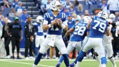 Bernhard Raimann (re.) passte wieder gut auf Daniel Jones auf.