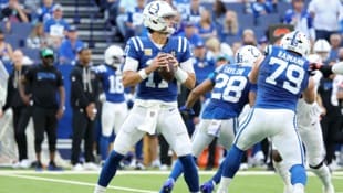 Bernhard Raimann (re.) passte wieder gut auf Daniel Jones auf.