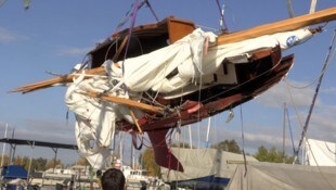 Das völlig zerstörte Segelboot.