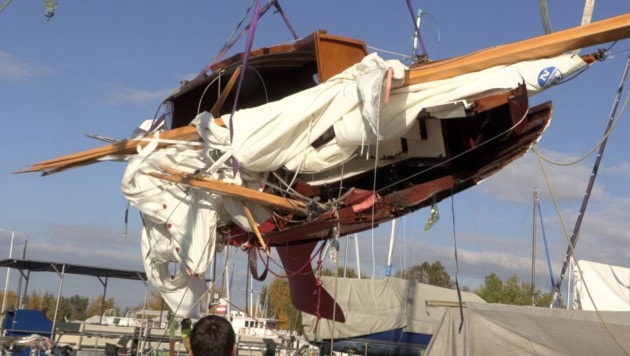 Das völlig zerstörte Segelboot.