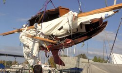 Das schwerbeschädigte Segelschiff, dessen Rumpf völlig zerfetzt wurde, wurde nach dem tödlichen ...