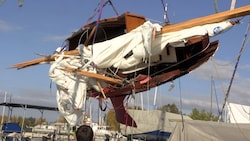 Das völlig zerstörte Segelboot.