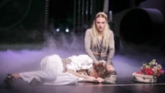 Daniel Dittrich, ein Jesus wie aus dem Bilderbuch, und Laura Maria Kerbl als Maria Magdalena