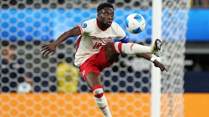 Am 23. März riss sich Davies beim Kanada-Länderspiel gegen die USA (2:1) schon in der 12. ...