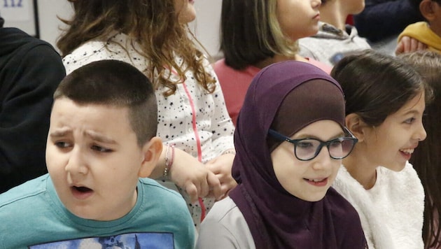 Ab dem Sommersemester Anfang Februar sollen Mädchen unter 14 Jahren in den Schulen kein Kopftuch ...