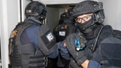 Der Tatverdächtige wurde von WEGA-Beamten gesichert und vorläufig festgenommen (Symbolbild). 