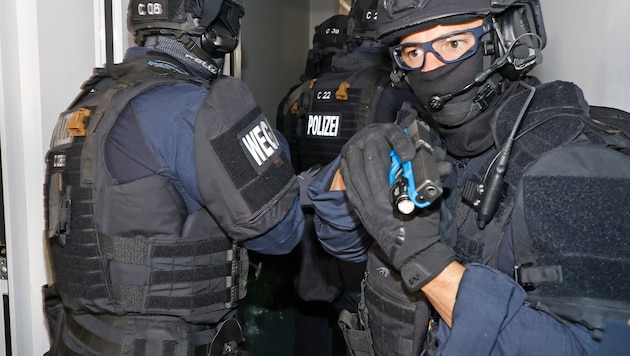 Der Tatverdächtige wurde von WEGA-Beamten gesichert und vorläufig festgenommen (Symbolbild).